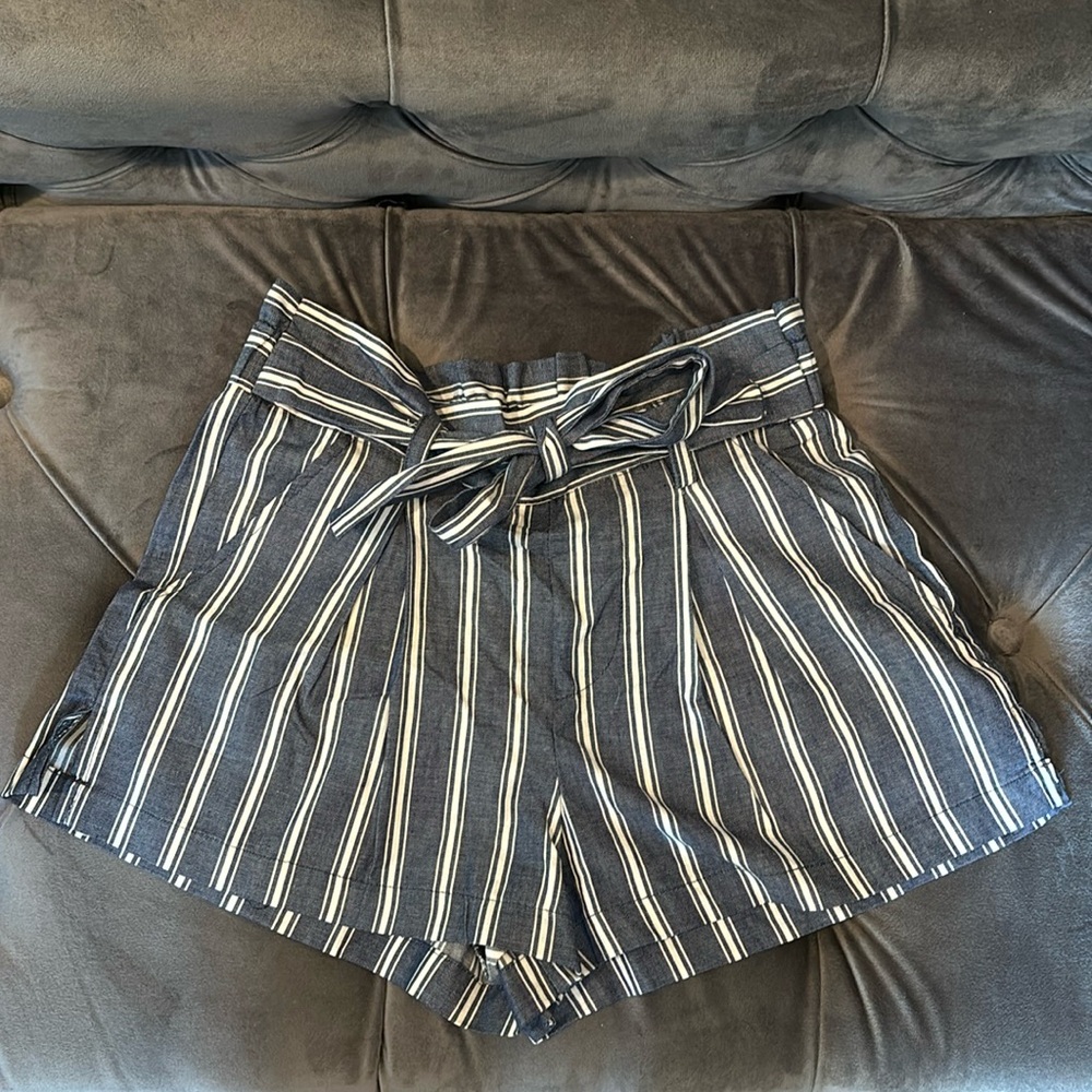 blue/white striped shorts! size: juniors 1